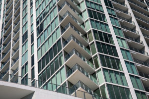 Murs rideaux réalisés par Epsylon pour la tour à condos Biscayne Beach en Foride