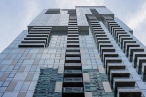 Murs rideaux réalisés par Epsylon pour la tour à condos