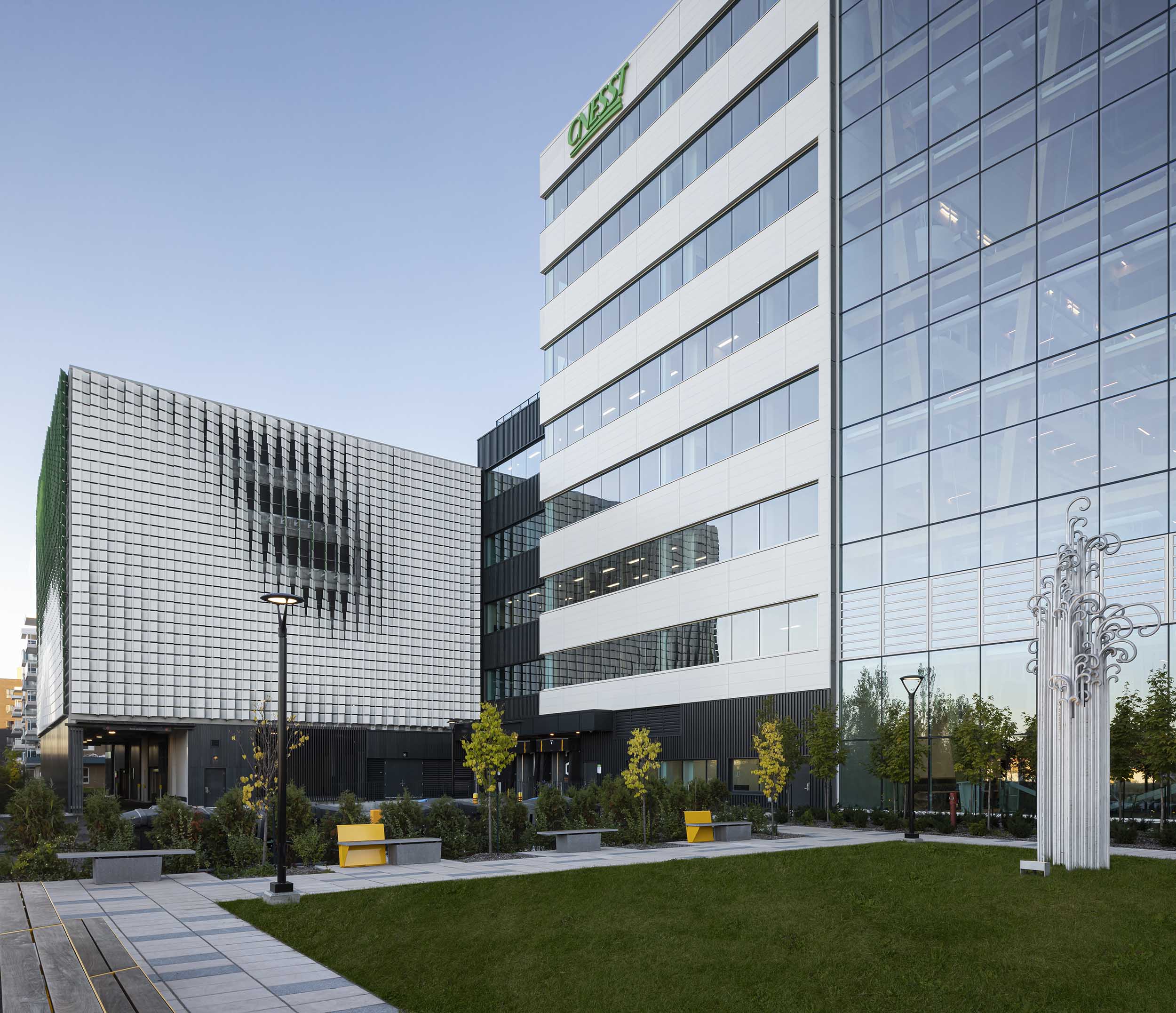 Murs rideaux réalisés par Epsylon pour l'édifice de la CNESST (siège social)