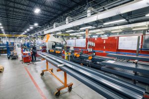 EPSYLON - Usine de fabrication industrielle avec des équipements modernes et lignes de production; intérieur spacieux et bien éclairé représentant l'industrie moderne.